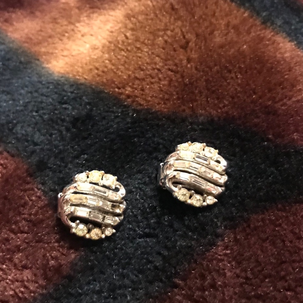 Antique 1940s Trifari crystal clip on earrings